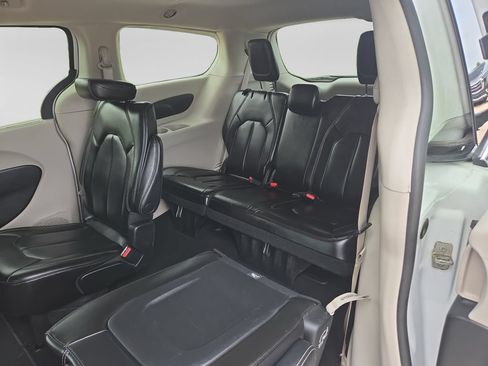 Used 2023 Chrysler Pacifica Touring-L FWD image 38
