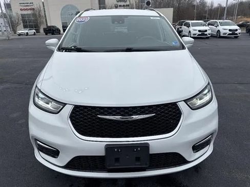 Used 2022 Chrysler Pacifica Touring-L FWD image 2