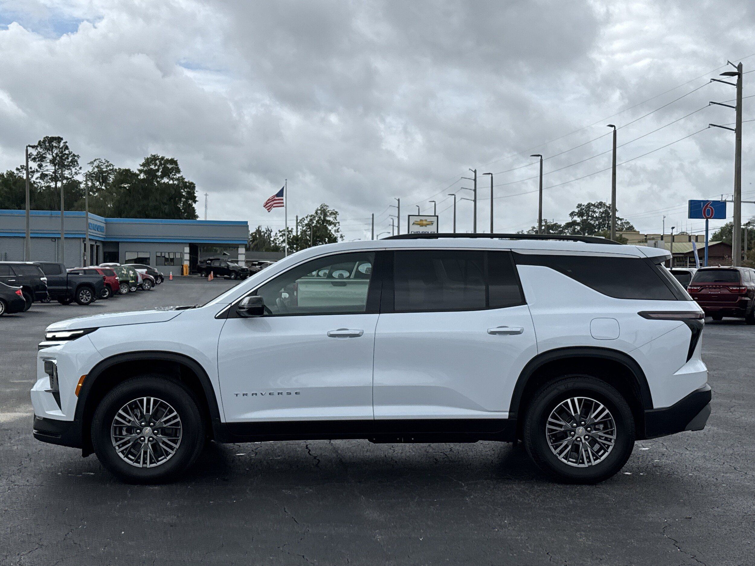 Used 2026 Chevrolet Traverse LT FWD image 5
