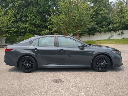 Used 2025 Toyota Camry SE AWD/4WD image 3