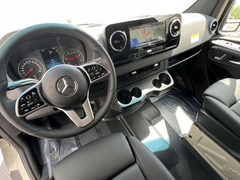 Used 2024 Mercedes-Benz Sprinter 2500 image 4