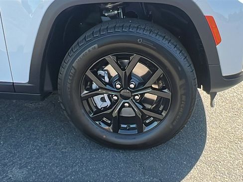 New 2025 Jeep Grand Cherokee L Laredo image 9