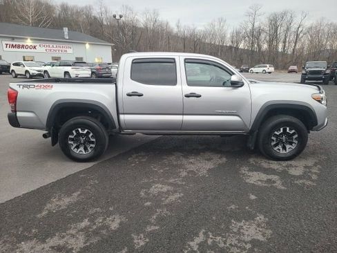 Used 2017 Toyota Tacoma TRD Off-Road image 6