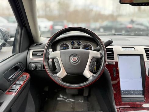 Used 2011 Cadillac Escalade AWD w/ Touring Package image 17