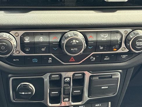 Used 2024 Jeep Wrangler Unlimited Sahara w/ Technology Group AWD/4WD image 38