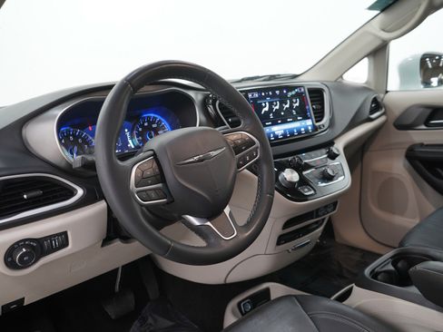 Used 2022 Chrysler Pacifica Touring-L w/ Uconnect Theater Family Group FWD image 29