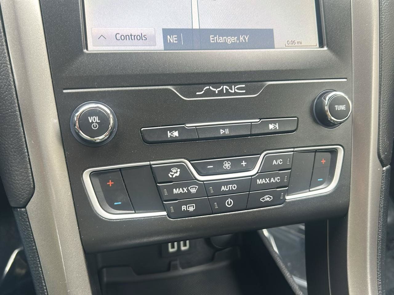 Used 2020 Ford Fusion SE FWD image 15