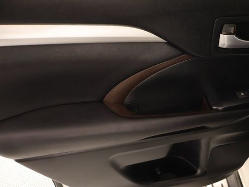 Used 2015 Toyota Highlander XLE FWD image 18