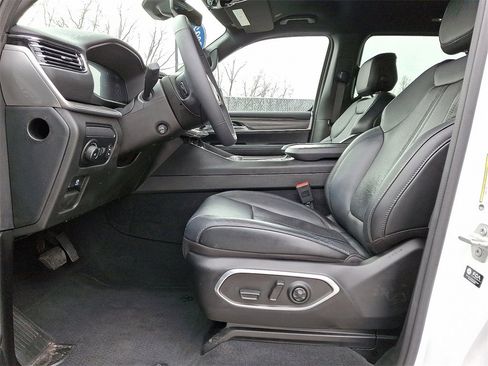 Used 2023 Jeep Wagoneer Series III w/ Preferred Equipment Group image 17