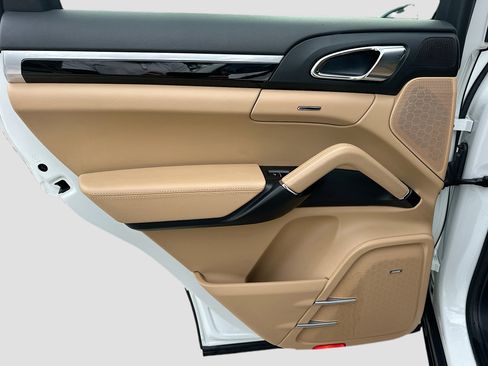 Used 2017 Porsche Cayenne Platinum Edition image 28