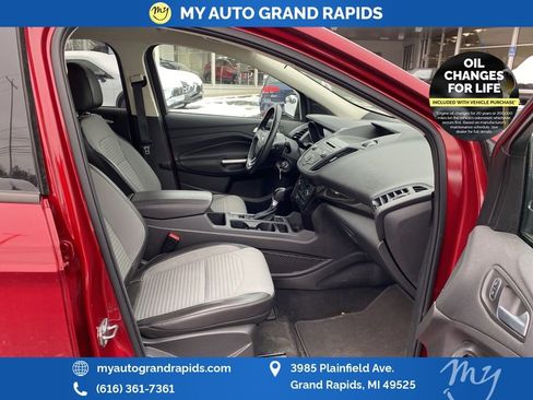 Used 2017 Ford Escape SE w/ SE Sport Appearance Package image 27