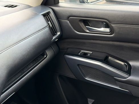 Used 2025 Nissan Pathfinder SL image 33