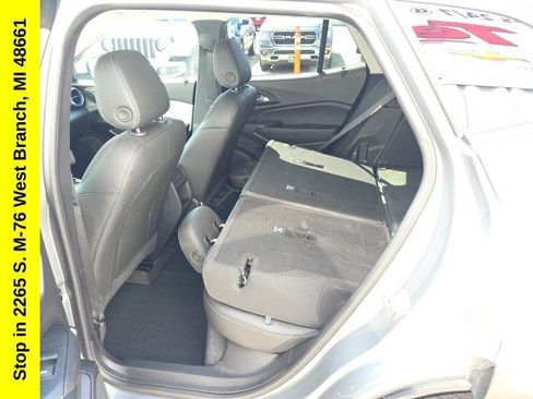 Used 2025 Chevrolet Trax LT FWD image 33