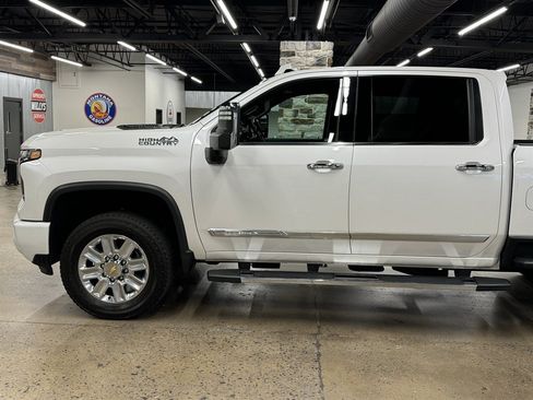Used 2024 Chevrolet Silverado 2500 High Country w/ Technology Package AWD/4WD image 5