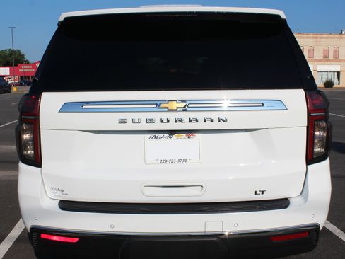 Used 2023 Chevrolet Suburban LT image 5