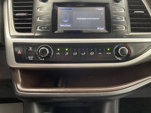 Used 2019 Toyota Highlander LE AWD/4WD image 24