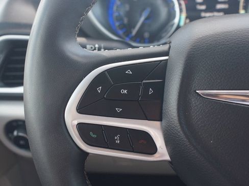 Used 2024 Chrysler Pacifica Touring-L FWD image 10