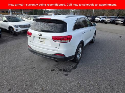 Used 2016 Kia Sorento LX w/ LX Convenience Package image 5
