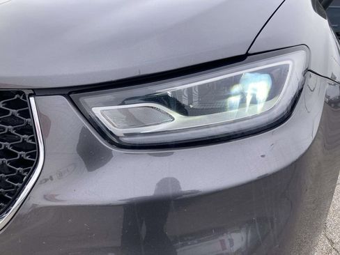 Used 2023 Chrysler Pacifica Touring-L image 10