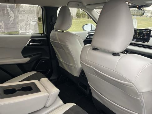 Used 2025 Mitsubishi Outlander SE image 41