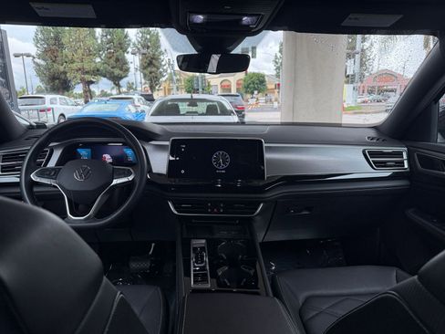 Used 2025 Volkswagen Atlas Cross Sport SE image 29