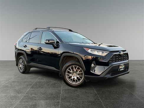 Used 2020 Toyota RAV4 XLE w/ XLE Grade Weather Package AWD/4WD image 8