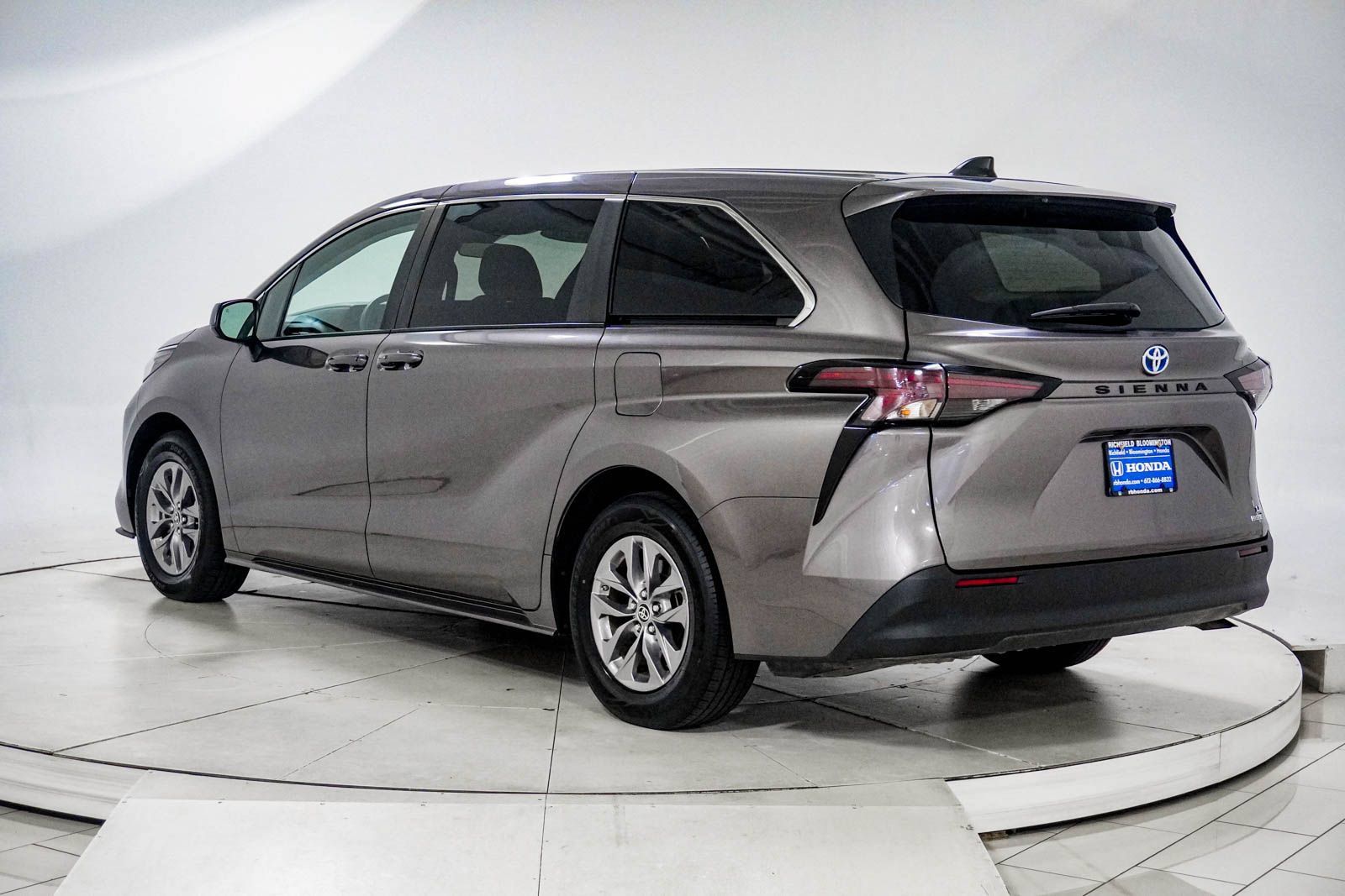 Used 2024 Toyota Sienna LE FWD image 6