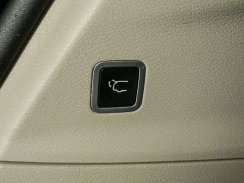 Used 2018 Chrysler Pacifica Touring-L image 32