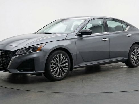 Used 2025 Nissan Altima 2.5 SV image 3