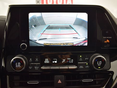Used 2023 Toyota Highlander L FWD image 17