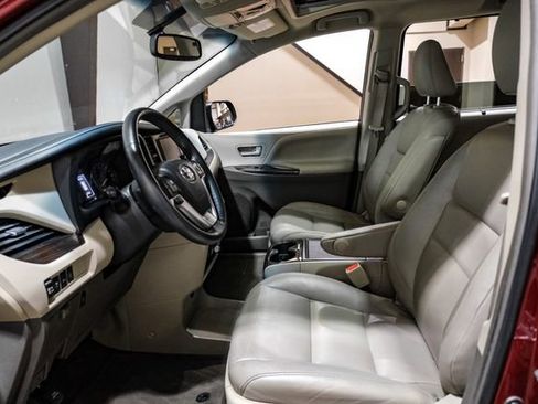 Used 2017 Toyota Sienna XLE Premium image 4