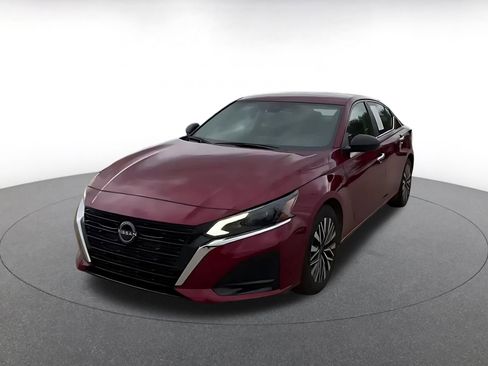 Used 2025 Nissan Altima 2.5 SV FWD image 7