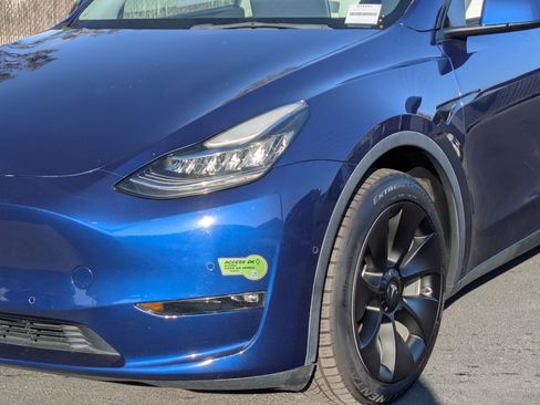 Used 2022 Tesla Model Y Long Range image 10