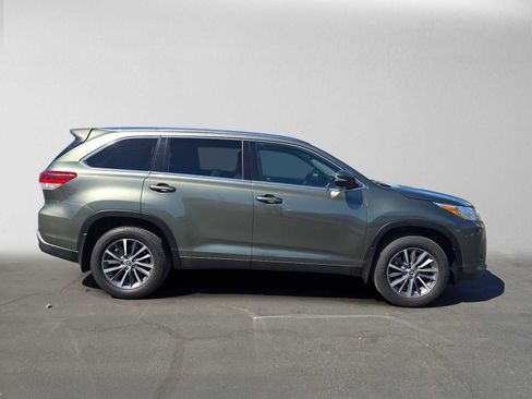 Used 2019 Toyota Highlander XLE w/ Carpet Mat Package (TMS) AWD/4WD image 2