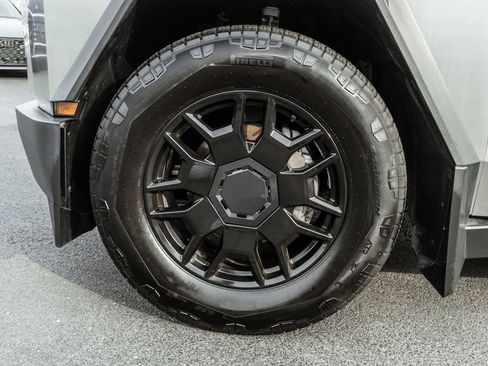 Used 2024 Tesla Cybertruck AWD Crew Cab image 31