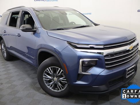 Used 2025 Chevrolet Traverse LT image 2