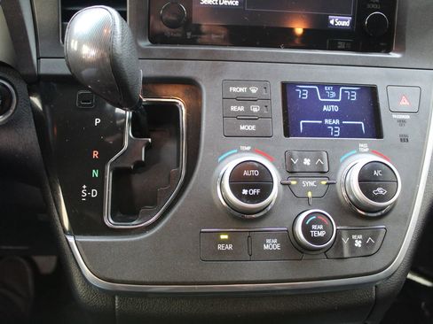 Used 2017 Toyota Sienna SE Premium image 24