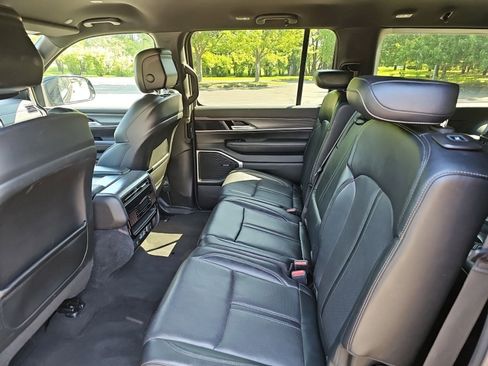 Used 2024 Jeep Wagoneer L Series III w/ Flexible Seating Group AWD/4WD image 18