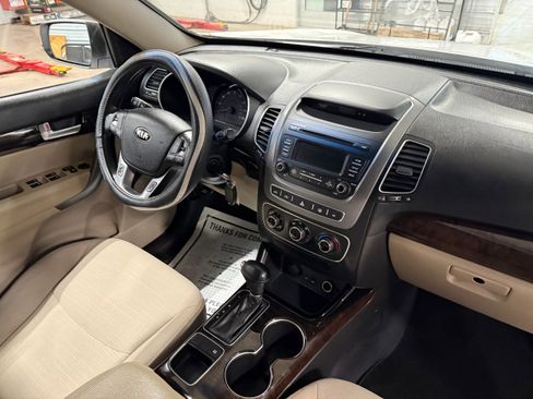 Used 2014 Kia Sorento LX image 12