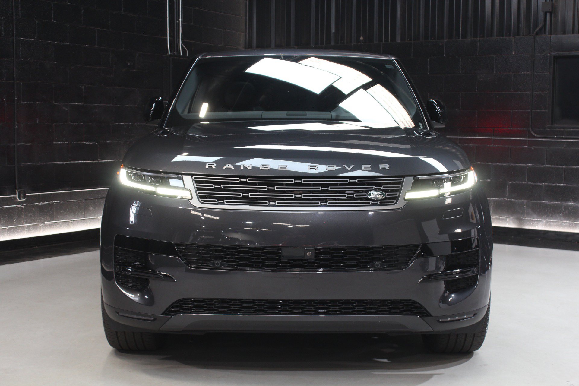 Used 2025 Land Rover Range Rover Sport SE AWD/4WD image 7