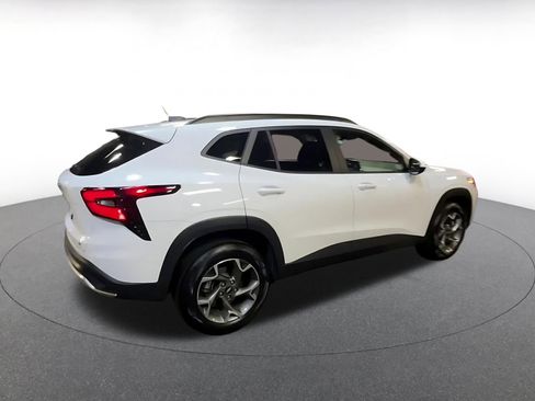 Used 2025 Chevrolet Trax LT w/ LT Convenience Package image 15