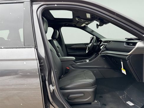 New 2025 Jeep Grand Cherokee L Altitude image 10