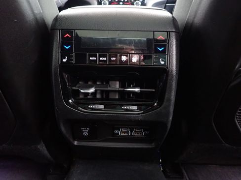 Used 2022 Jeep Grand Cherokee Overland w/ Luxury Tech Group IV AWD/4WD image 40