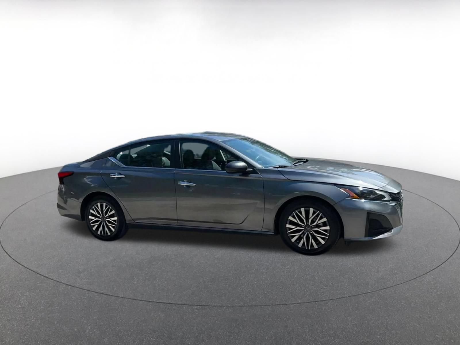 Used 2025 Nissan Altima 2.5 SV FWD image 2