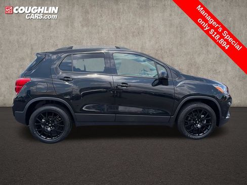 Used 2022 Chevrolet Trax LT w/ Midnight Edition AWD/4WD image 9