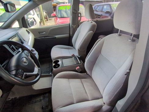 Used 2015 Toyota Sienna LE image 14