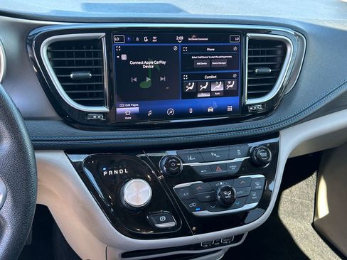 Used 2021 Chrysler Pacifica Touring FWD image 14