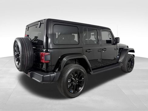 Used 2023 Jeep Wrangler Unlimited Sahara w/ Cold Weather Group AWD/4WD image 7