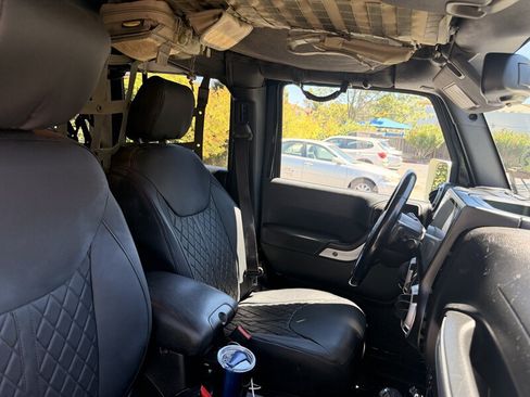 Used 2015 Jeep Wrangler Unlimited Sahara w/ Connectivity Group AWD/4WD image 8
