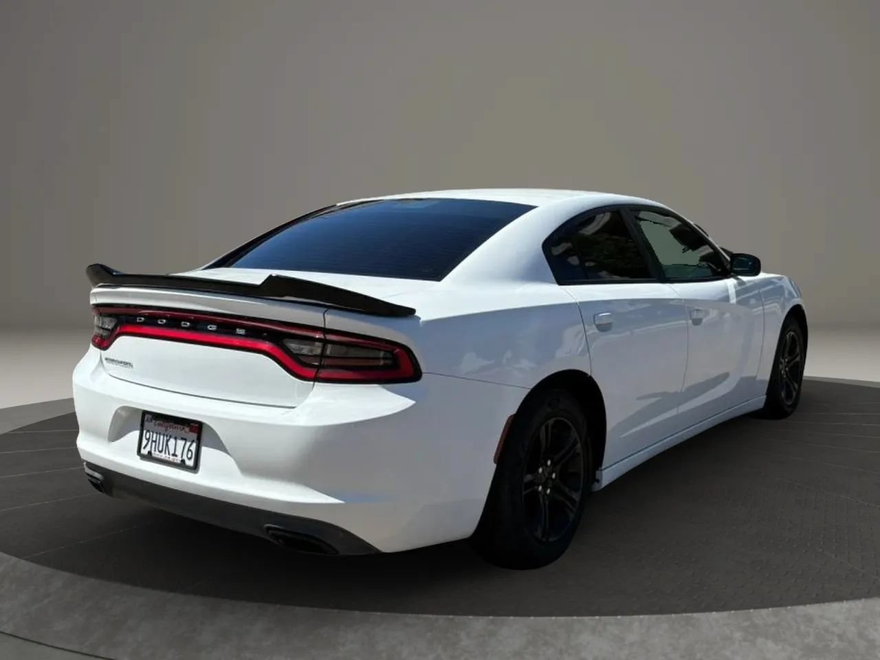 Used 2017 Dodge Charger SE RWD image 6